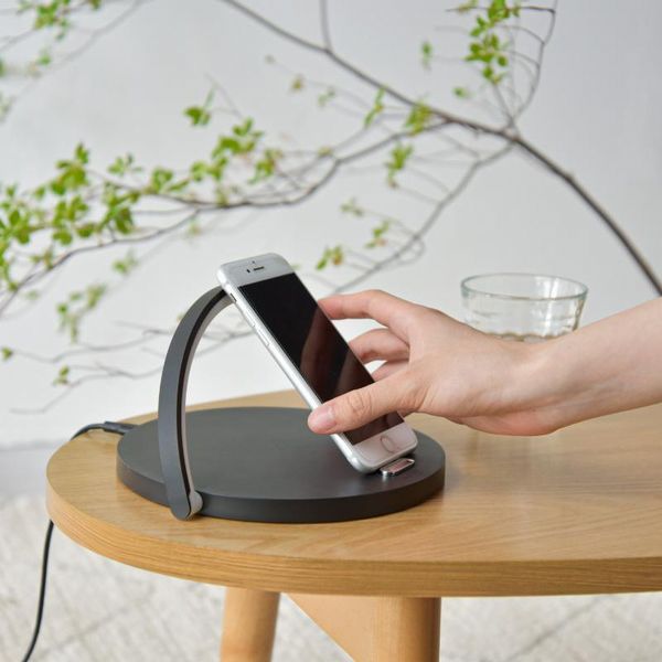 就寝前のスマホをスマホ専用置場に置いている画像