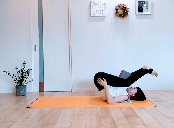 ワニのストレッッチをしている画像