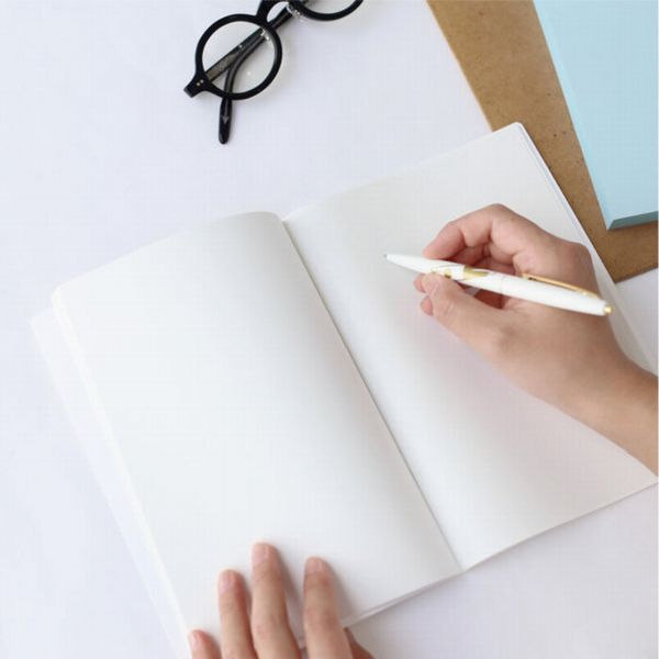 一日の出来事を書き留めている画像