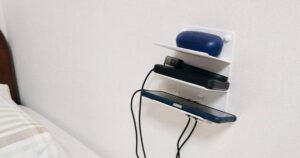 壁に設置するスマホ置き