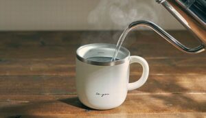 コーヒーカップに白湯を注いでいる画像