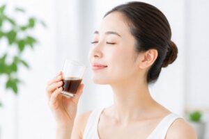 発酵玄米エキスを飲んでいる画像