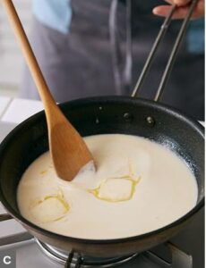 バターをフライパンで溶かしている画像