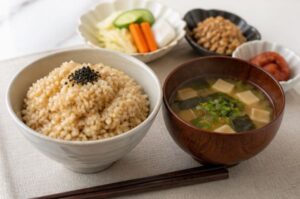 発酵玄米で作ったご飯と漬物納豆梅干しの画像
