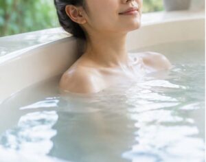 女性がお風呂のバスタブに入っている画像