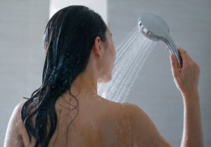 女性がシャワーを浴びている画像