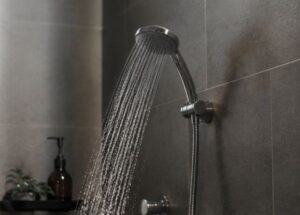 シャワーヘッドから水が出ている画像