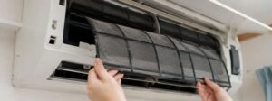 エアコンのフィルターを取り出しているところ