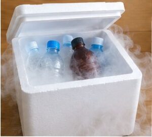 発砲スチロールに入れたドリンクをドライアイスで冷やしている画像