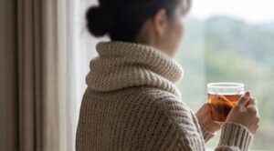 黒豆茶を飲みながら窓の外をながめている女性