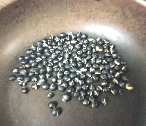 フライパンで炒った黒豆