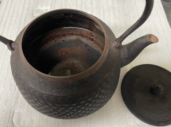 羽釜鉄瓶の水を入れた画像